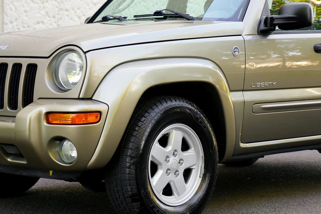 2004 Jeep KJ Liberty - Image 14 of 31
