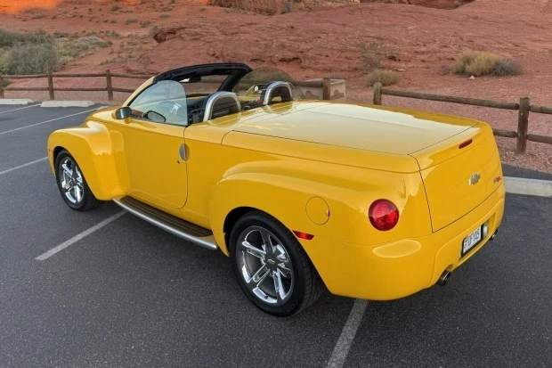 2005 Chevrolet SSR - Image 2 of 9