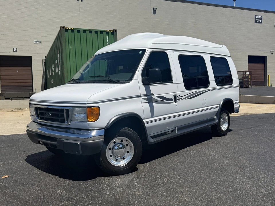 2005 Ford Econoline Van - Image 2 of 31