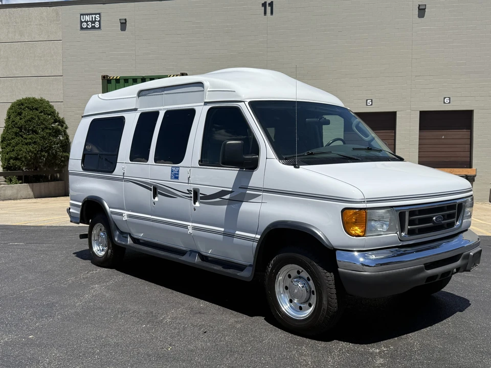 2005 Ford Econoline Van - Image 16 of 31