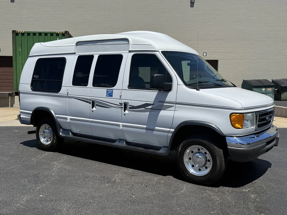 2005 Ford Econoline Van - Image 14 of 31