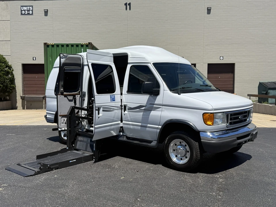 2005 Ford Econoline Van - Image 18 of 31