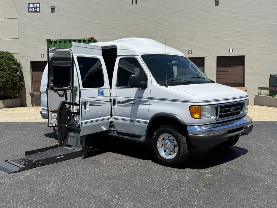 2005 Ford Econoline Van - Image 19 of 31