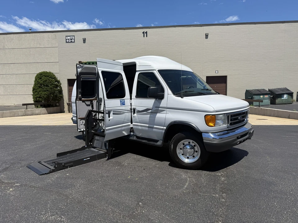 2005 Ford Econoline Van - Image 20 of 31