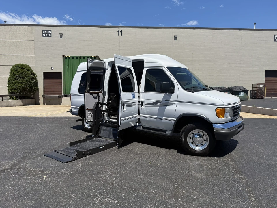 2005 Ford Econoline Van - Image 17 of 31