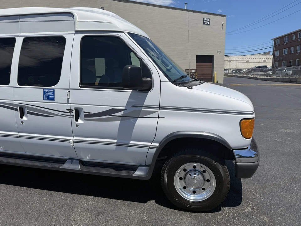 2005 Ford Econoline Van - Image 28 of 31