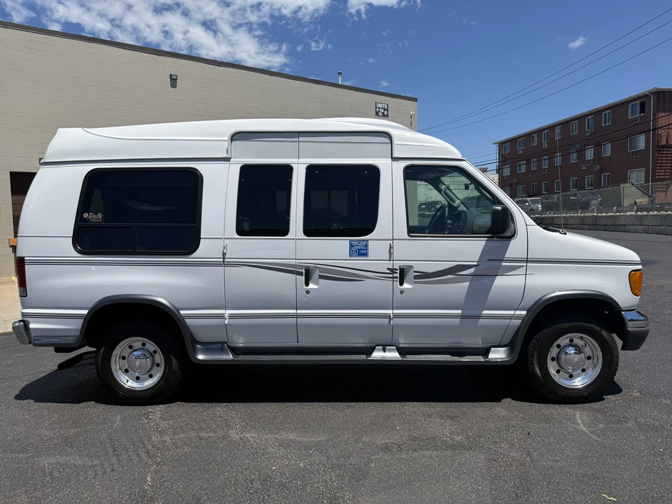 2005 Ford Econoline Van - Image 12 of 31