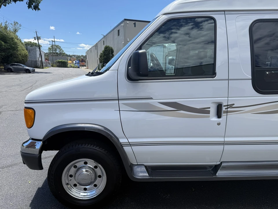 2005 Ford Econoline Van - Image 23 of 31
