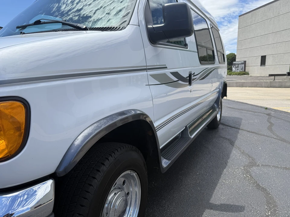 2005 Ford Econoline Van - Image 30 of 31