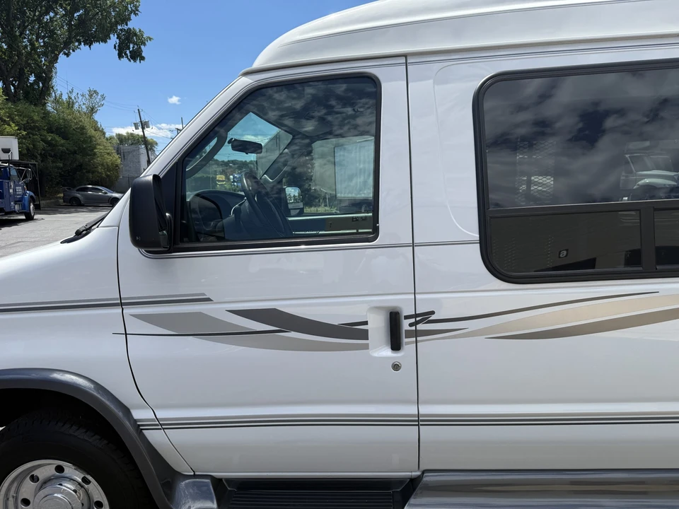 2005 Ford Econoline Van - Image 24 of 31