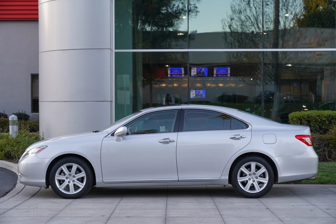 2009 Lexus ES 5th Gen - Image 2 of 31