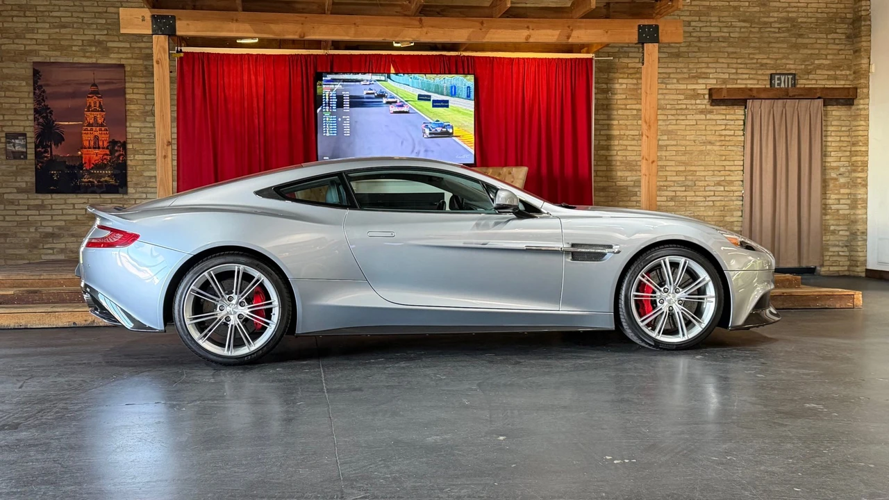 2014 Aston Martin Vanquish 2nd Gen - Image 24 of 31