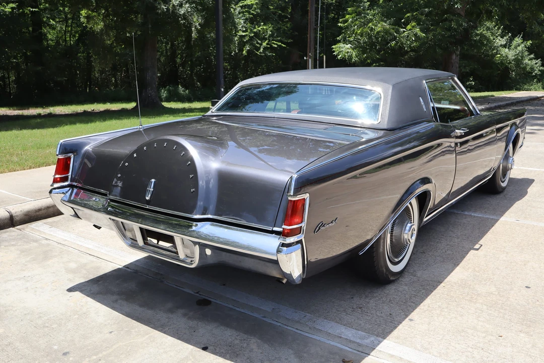 1969 Lincoln Continental Mark III - Image 13 of 31