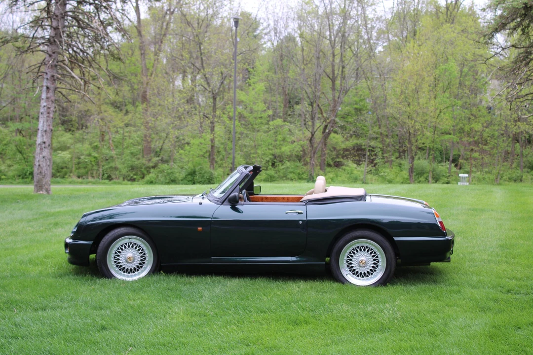 MG RV8 - Image 19 of 31