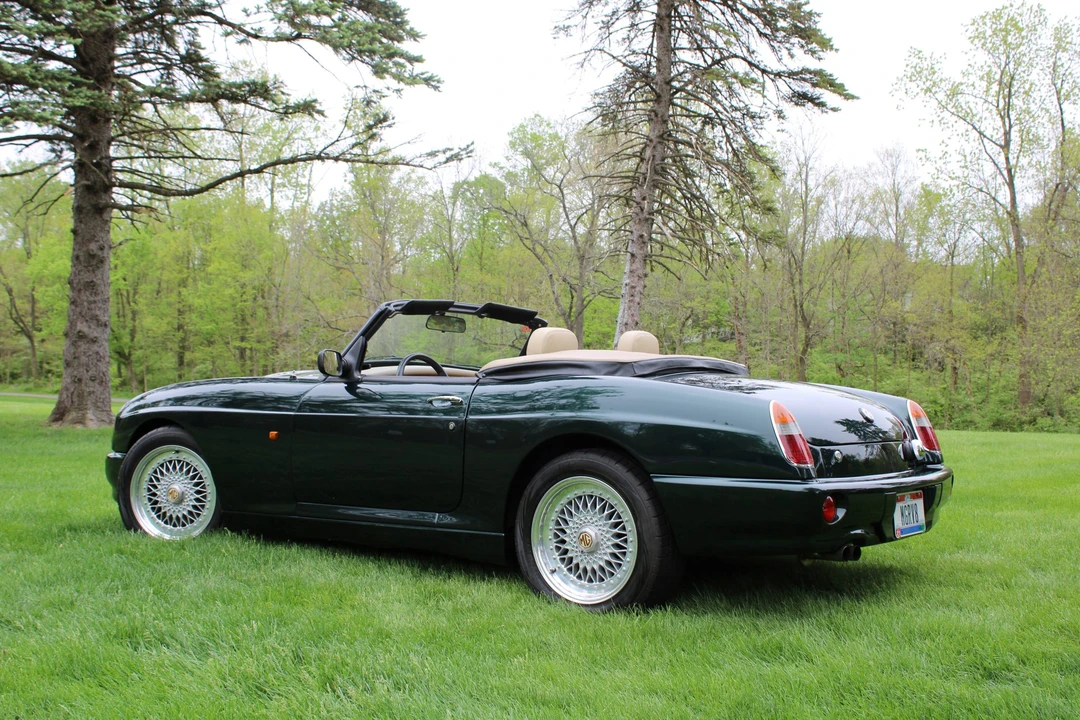 MG RV8 - Image 18 of 31