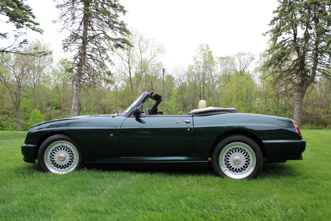 MG RV8 - Image 20 of 31
