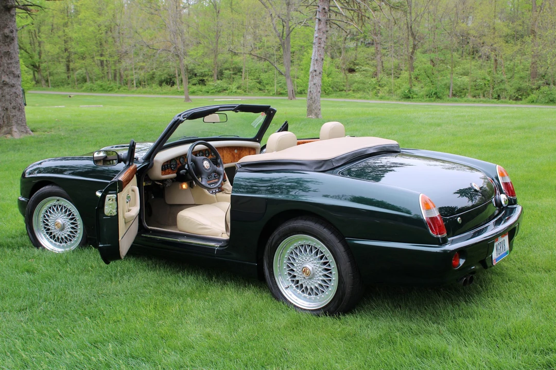 MG RV8 - Image 17 of 31