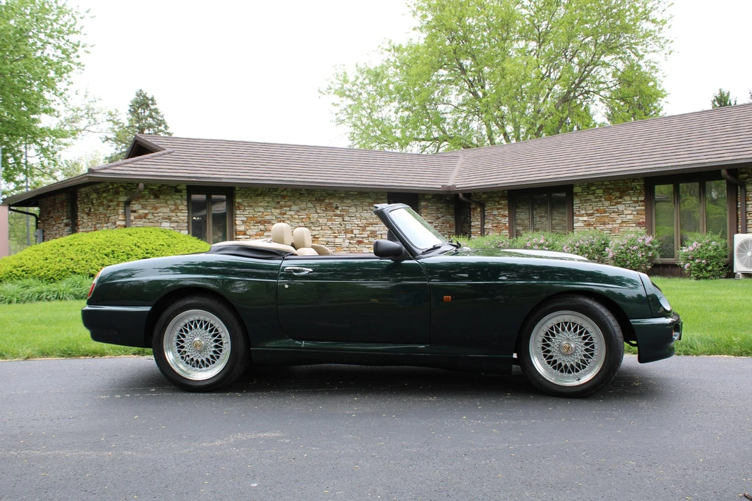 MG RV8 - Image 3 of 31