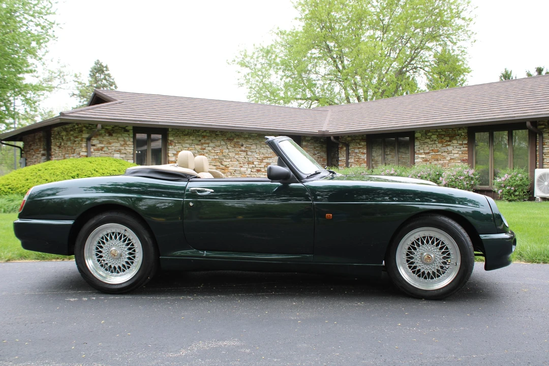 MG RV8 - Image 4 of 31