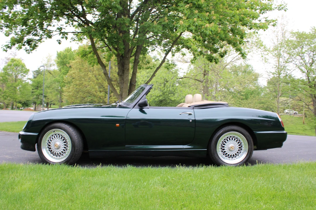 MG RV8 - Image 7 of 31