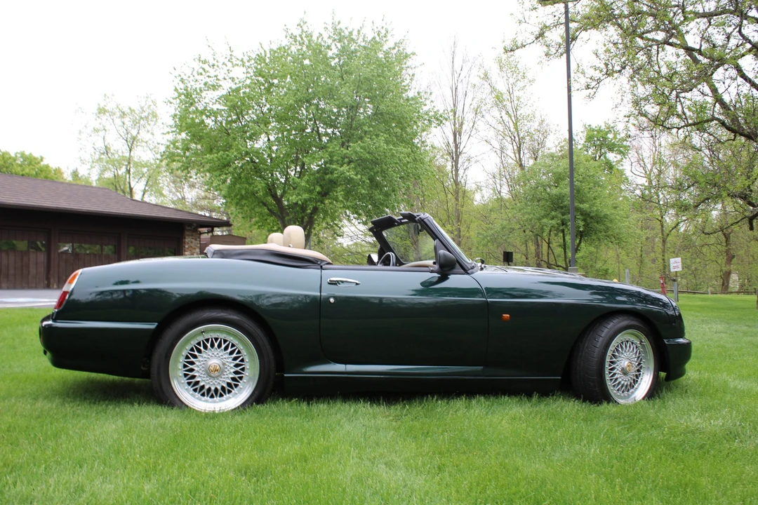 MG RV8 - Image 12 of 31