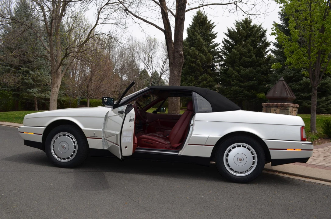 1991 Cadillac Allante - Image 30 of 31