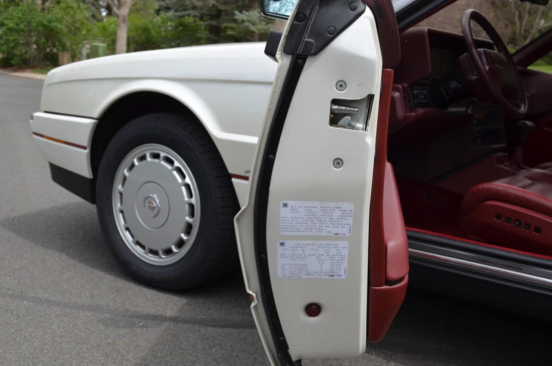 1991 Cadillac Allante - Image 31 of 31