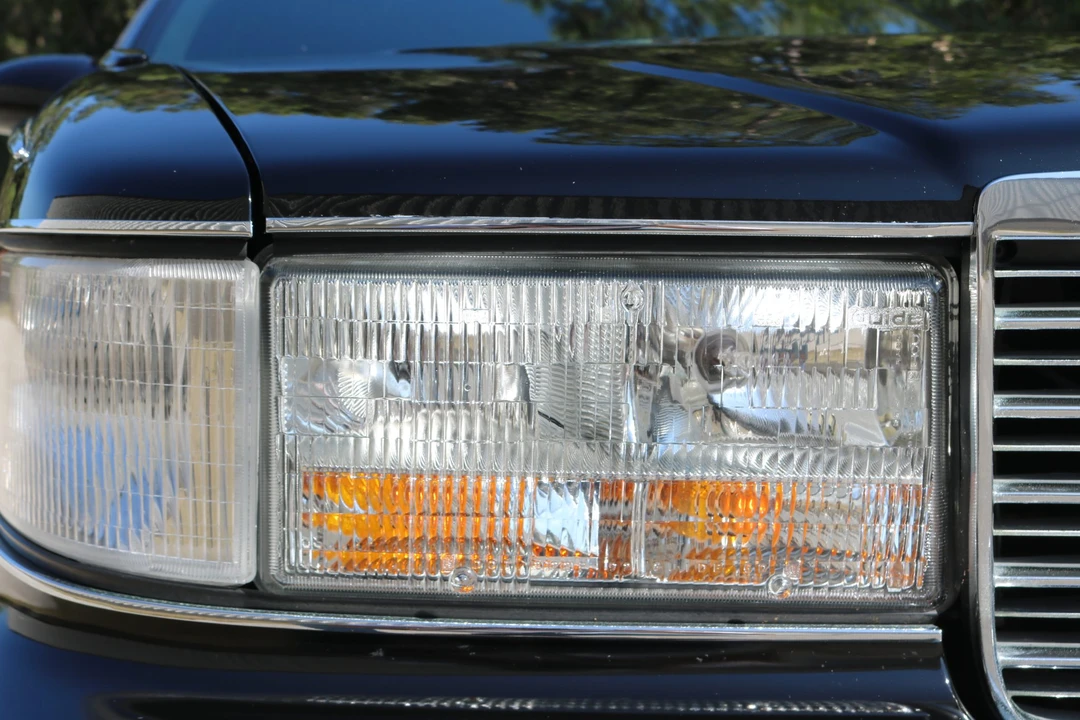 1996 Cadillac Fleetwood - Image 17 of 31