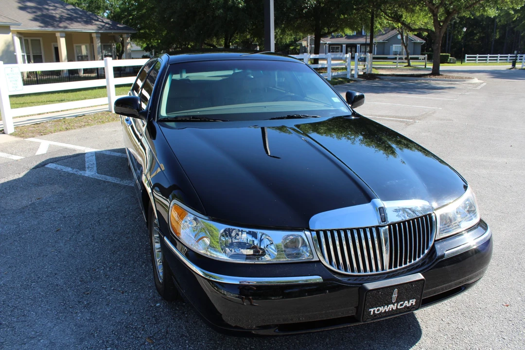 1999 Lincoln Town Car - Image 2 of 31