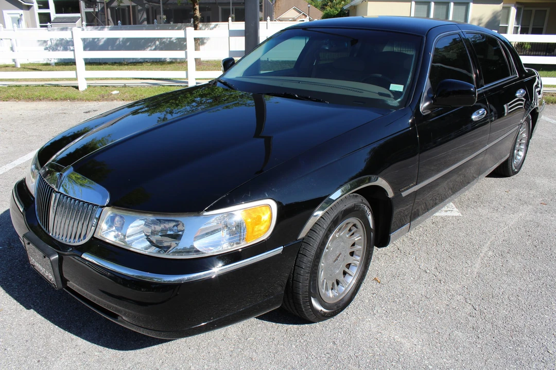 1999 Lincoln Town Car - Image 4 of 31