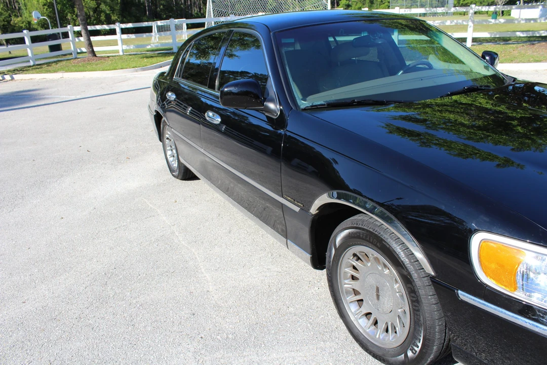 1999 Lincoln Town Car - Image 11 of 31