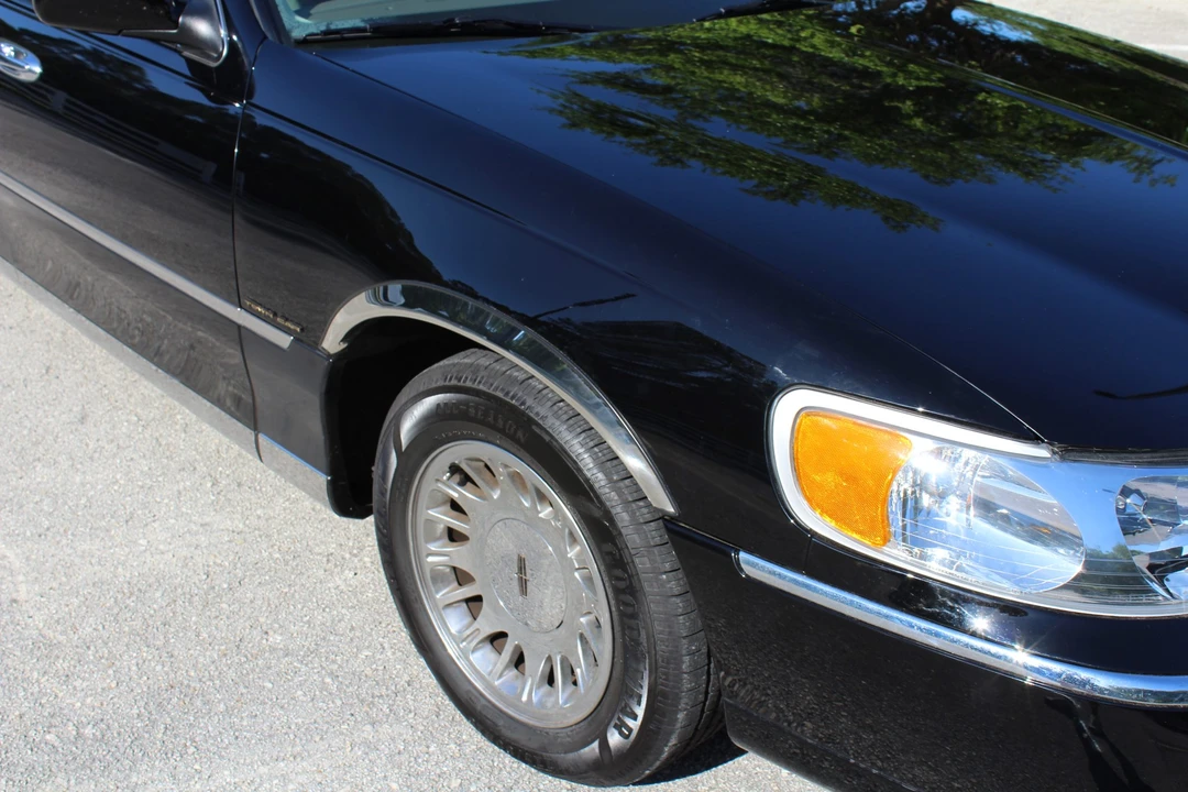 1999 Lincoln Town Car - Image 14 of 31