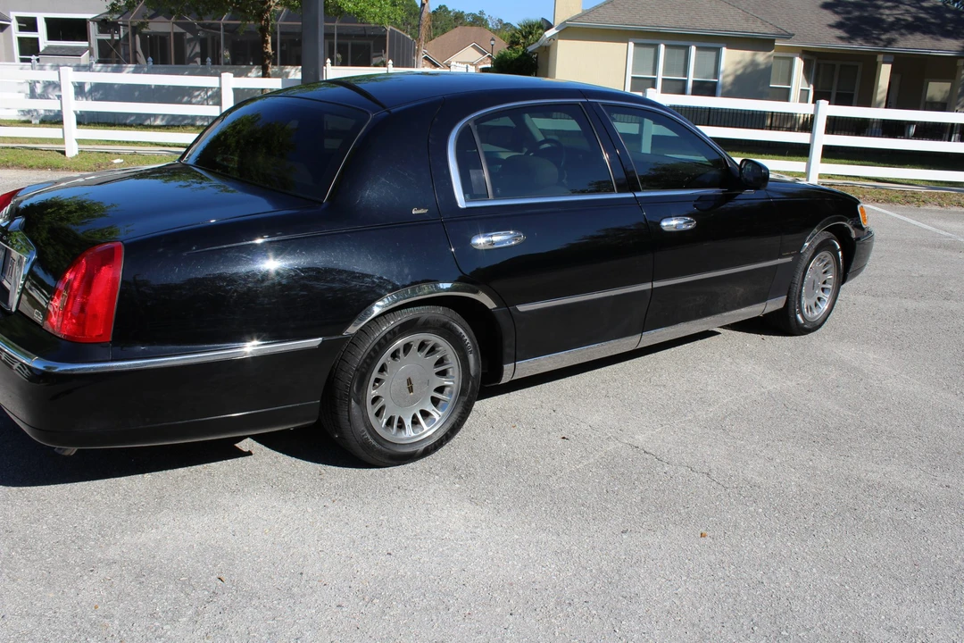 1999 Lincoln Town Car - Image 8 of 31