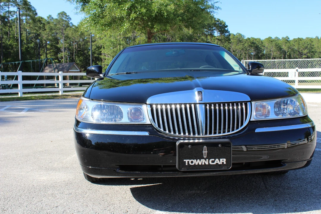 1999 Lincoln Town Car - Image 3 of 31
