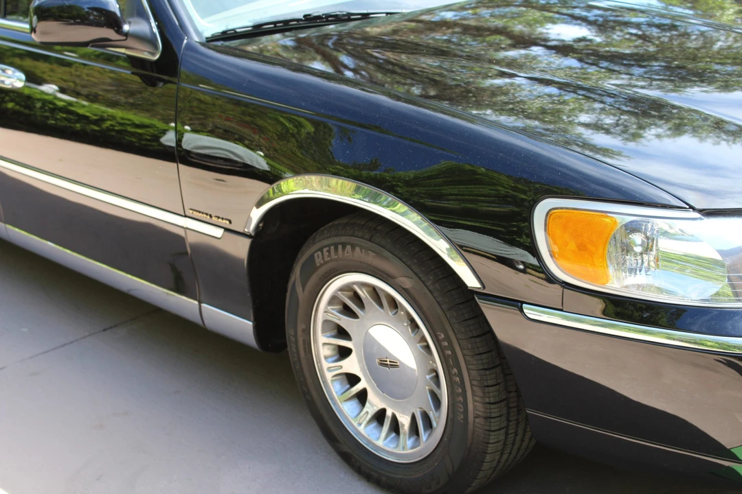1999 Lincoln Town Car - Image 12 of 31