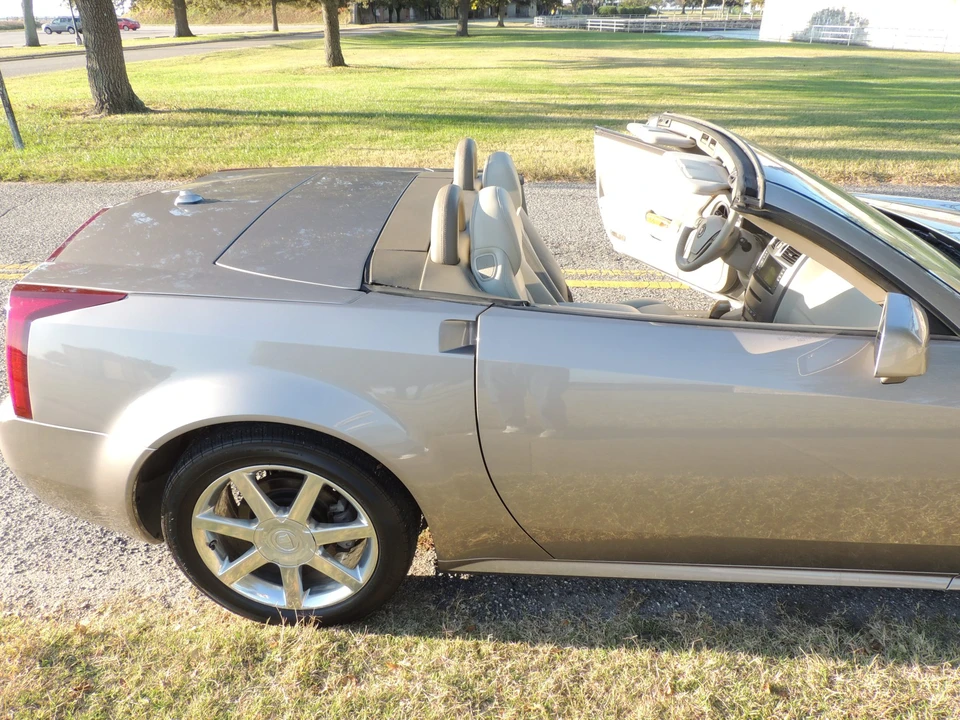 2004 Cadillac XLR - Image 19 of 31