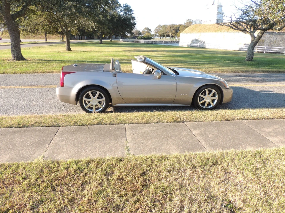 2004 Cadillac XLR - Image 8 of 31
