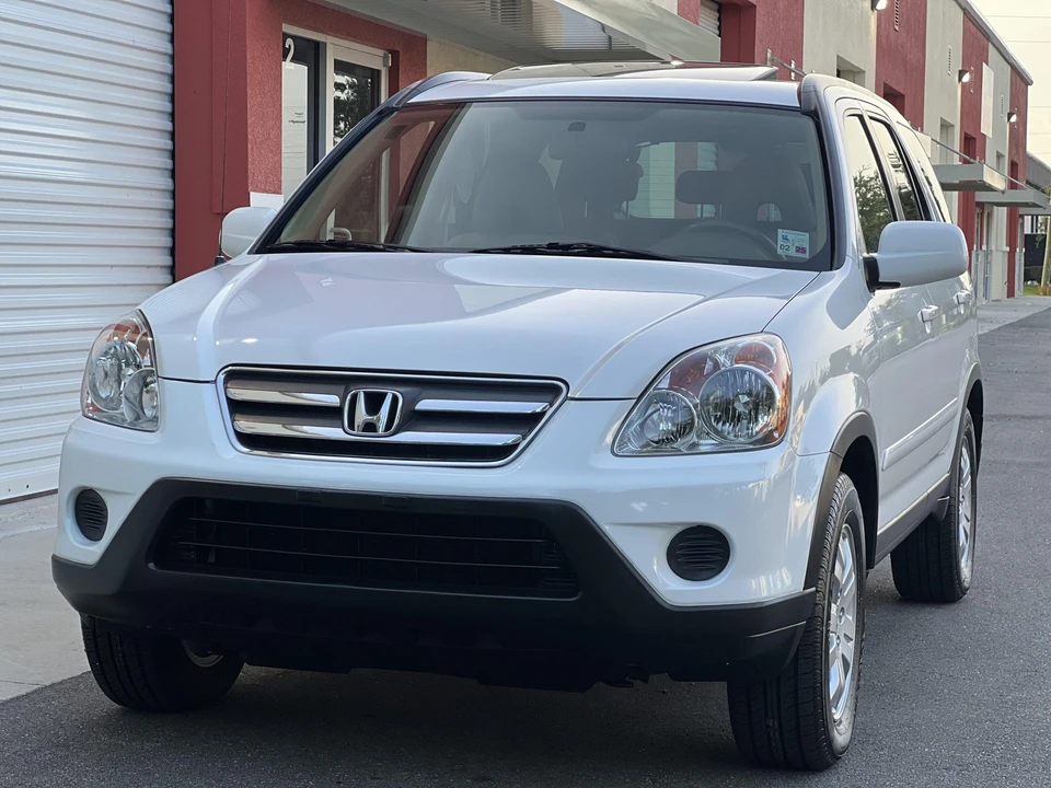 2006 Honda CR-V 2nd Gen - Image 2 of 31