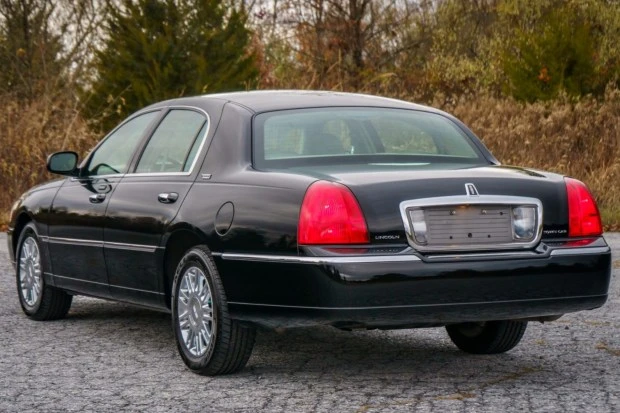 2008 Lincoln Town Car - Image 2 of 8