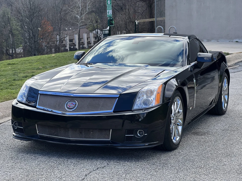 2009 Cadillac XLR-V - Image 2 of 31