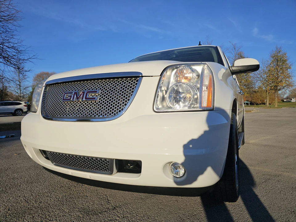 2009 GMC Yukon 3rd Gen - Image 2 of 31