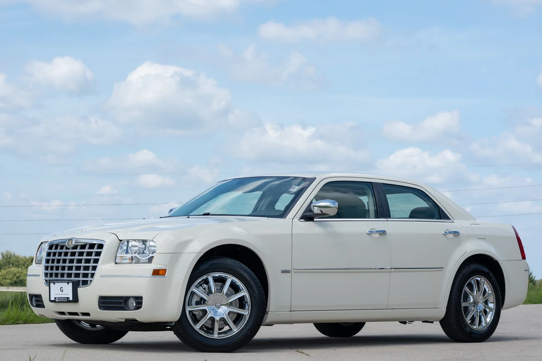 2010 Chrysler 300 (2005-2023) - Image 4 of 31