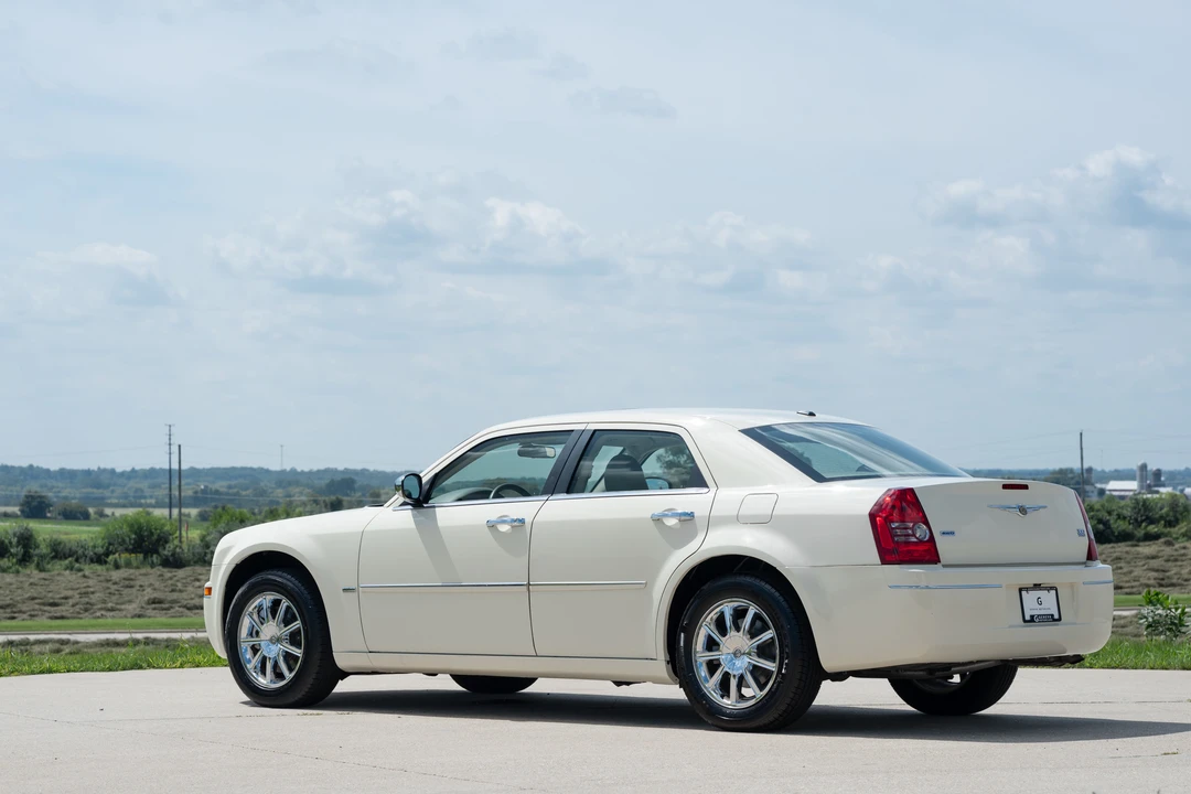 2010 Chrysler 300 (2005-2023) - Image 8 of 31