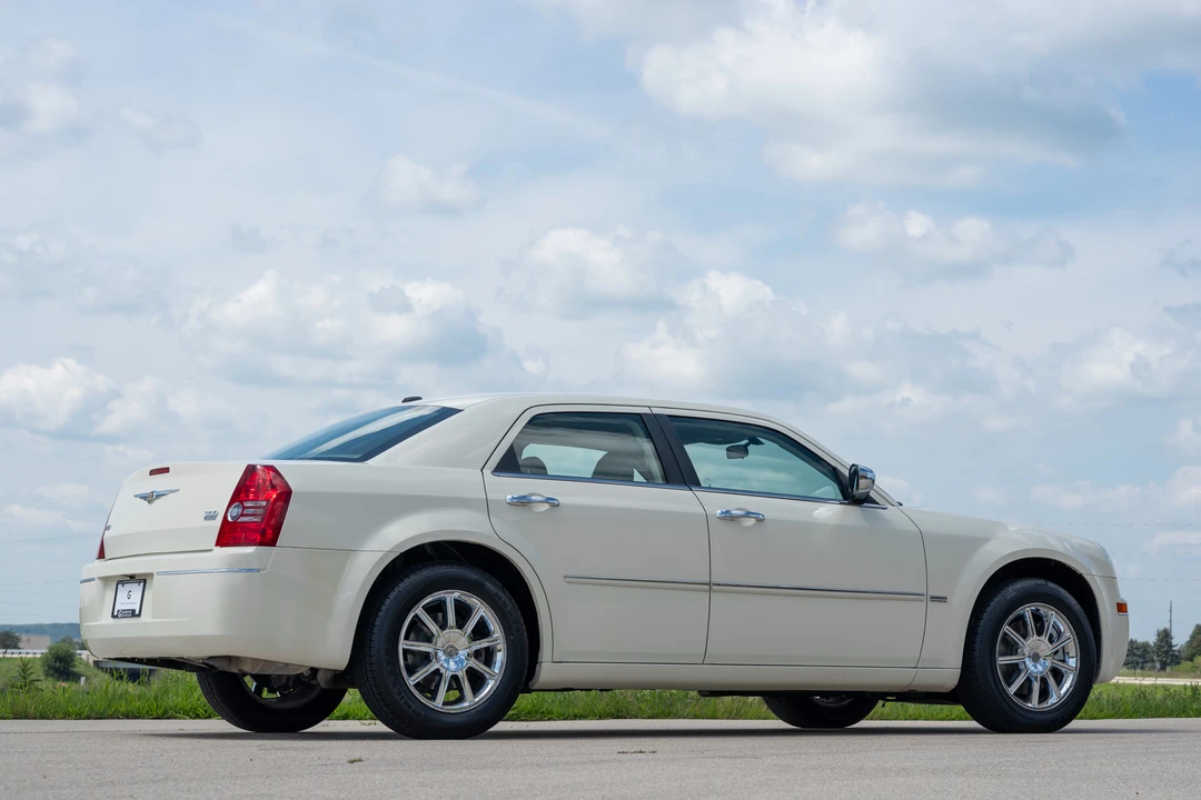 2010 Chrysler 300 (2005-2023) - Image 13 of 31