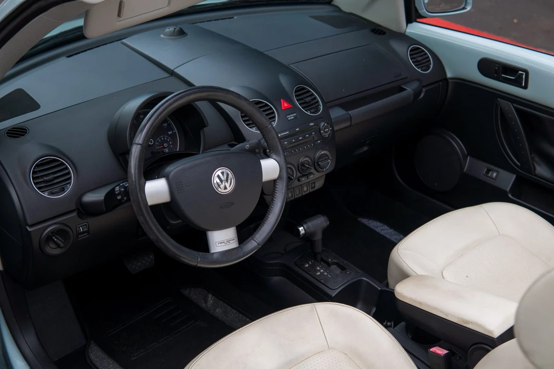 2010 Volkswagen New Beetle - Image 5 of 7