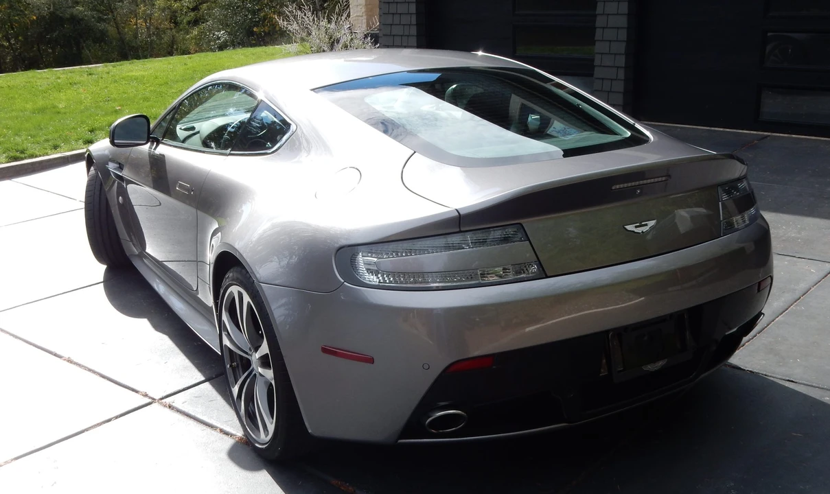 2011 Aston Martin V12 Vantage (2010-2018) - Image 9 of 31