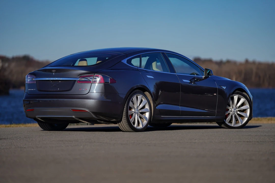 2015 Tesla Model S - Image 9 of 31