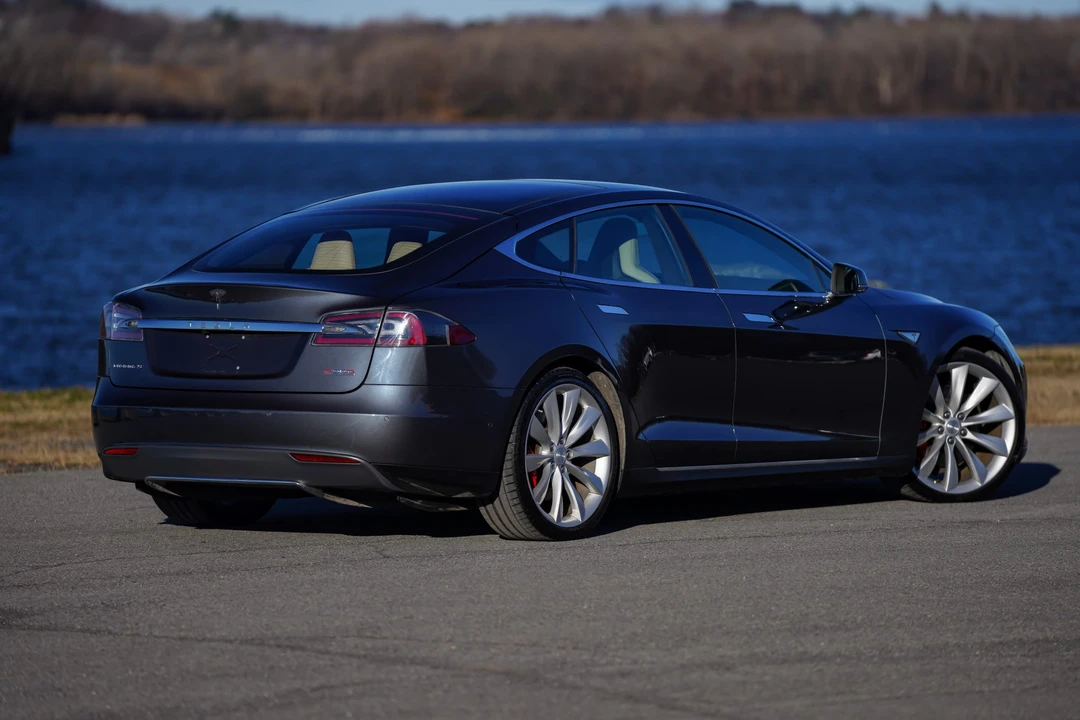 2015 Tesla Model S - Image 10 of 31