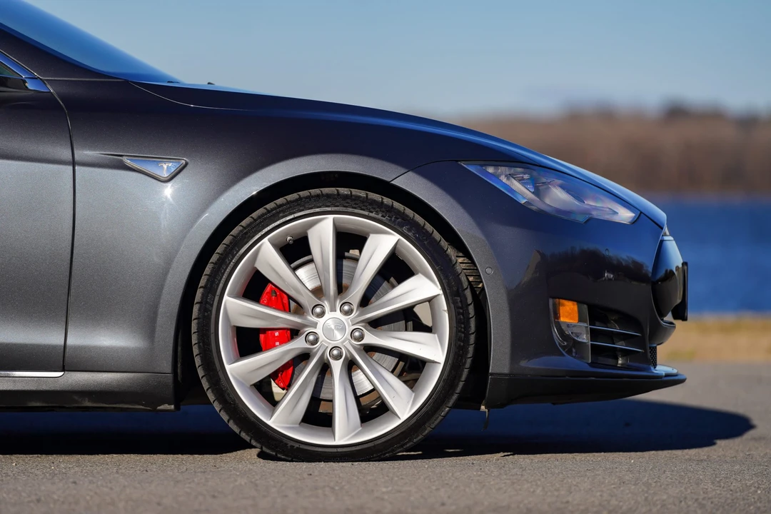 2015 Tesla Model S - Image 16 of 31