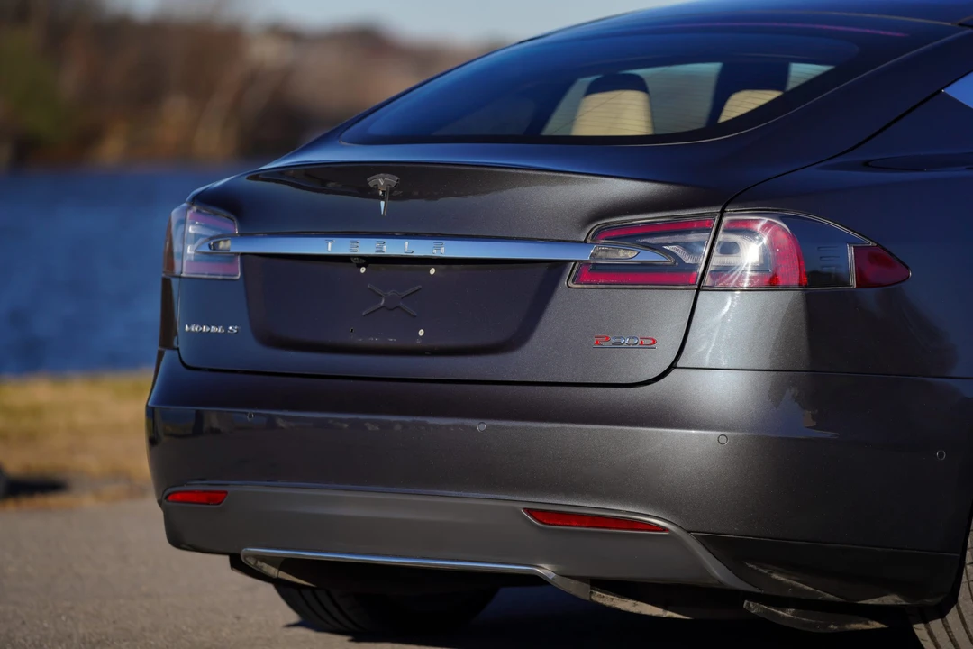 2015 Tesla Model S - Image 22 of 31